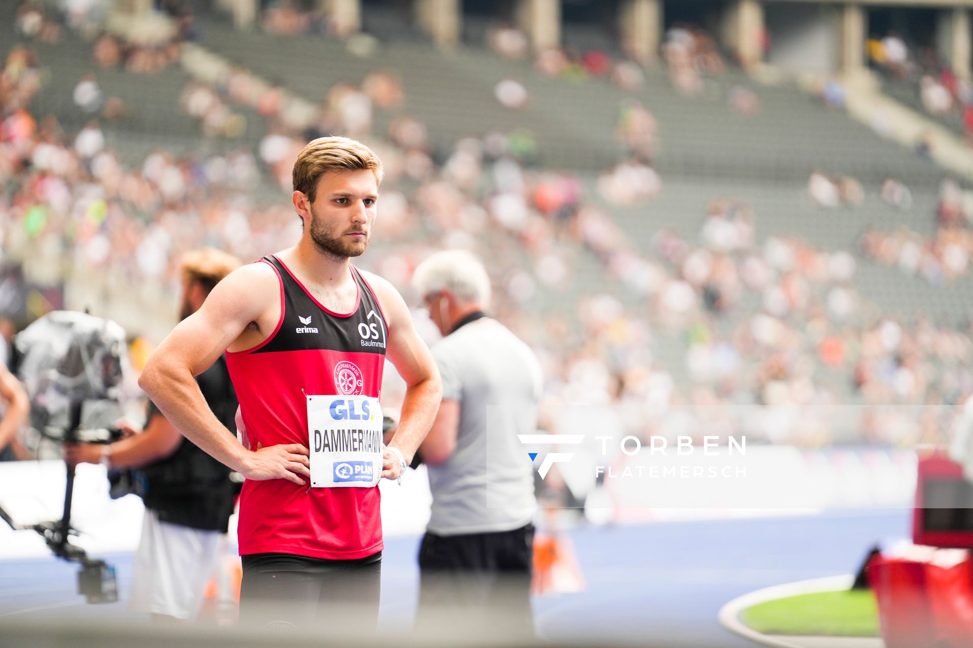 Fabian Dammermann (LG Osnabrueck) vor dem 400m Start waehrend der deutschen Leichtathletik-Meisterschaften im Olympiastadion am 25.06.2022 in Berlin